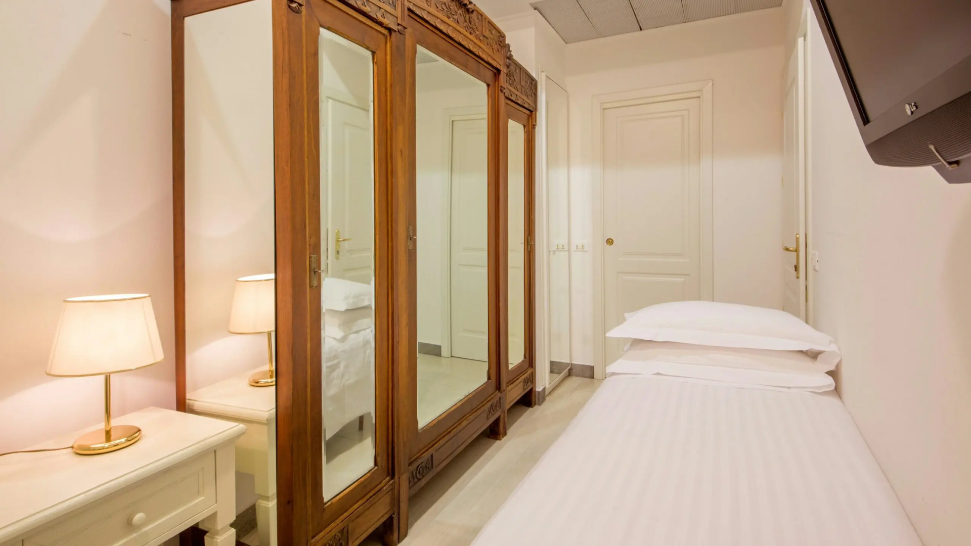 Отель Arcom Palace