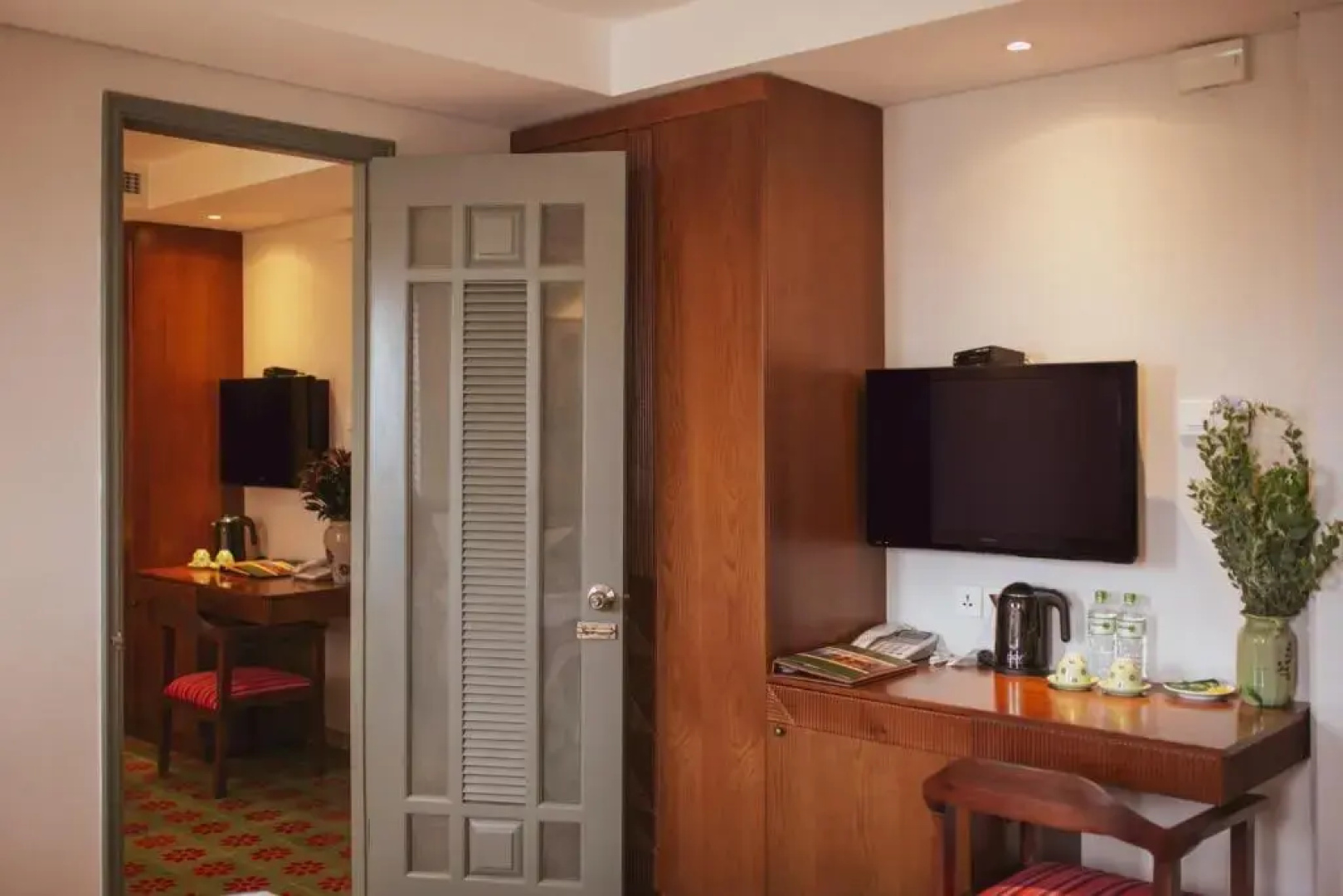Au Lac Legend Hotel