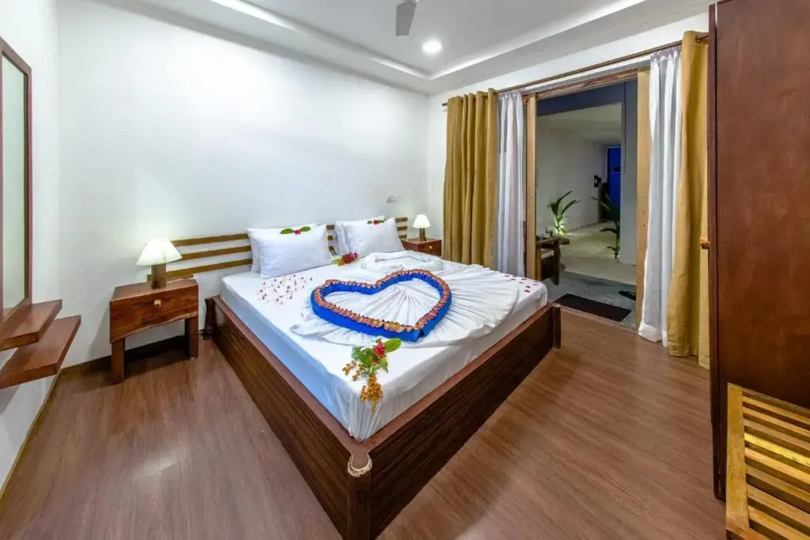 Отель Dhiffushi White Sand Beach