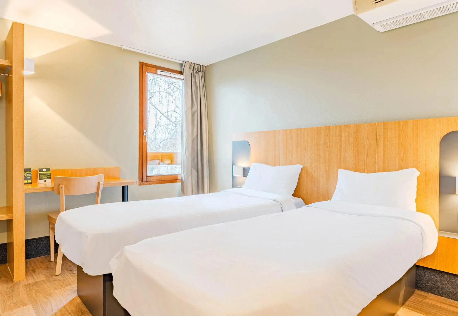 Отель B&B Poitiers 3 Futuroscope