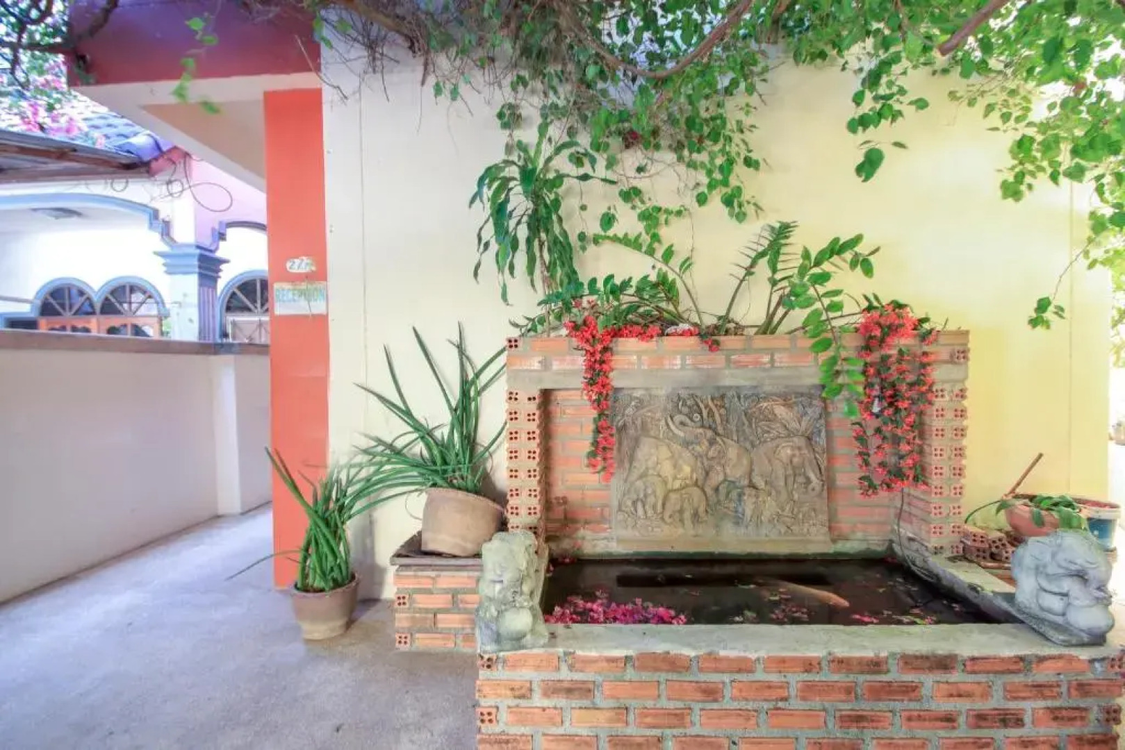 Ban Elephant Blanc Apartment