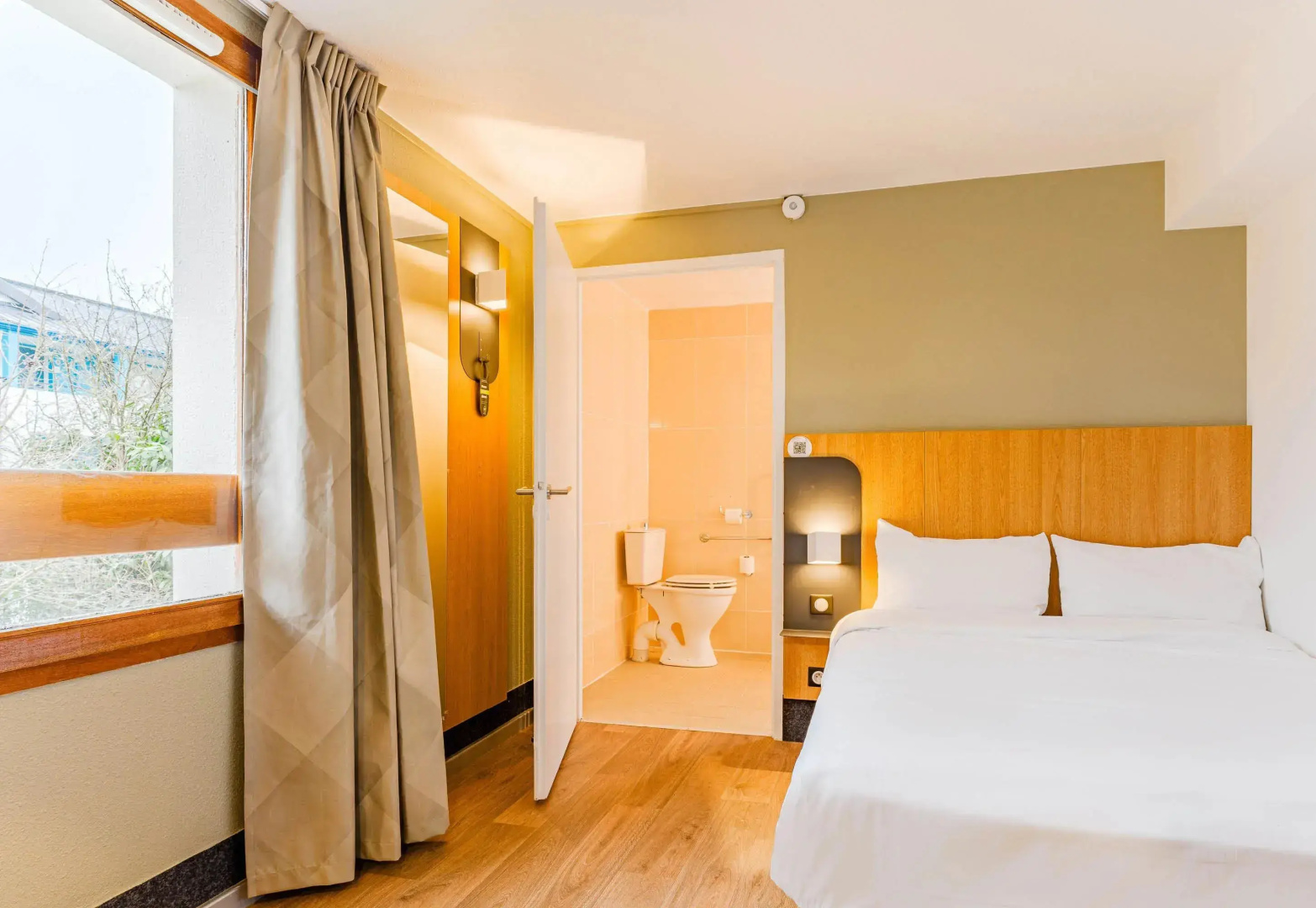 Отель B&B Poitiers 3 Futuroscope