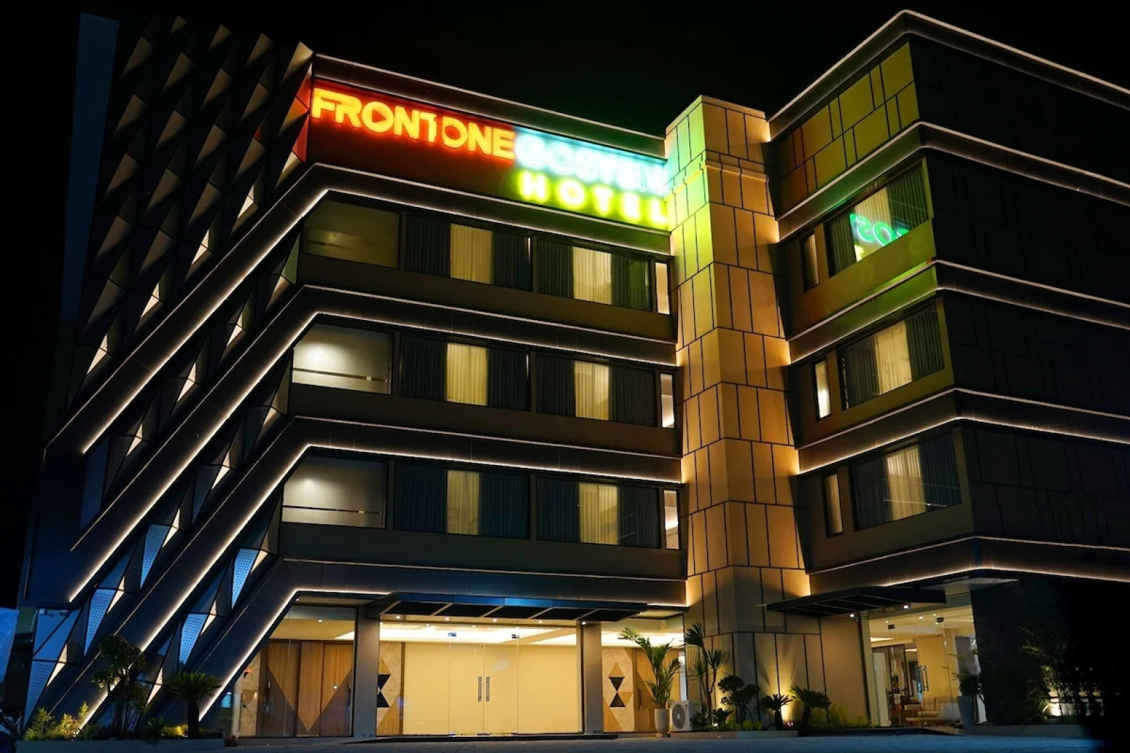 Front One Gosyen Hotel Salatiga