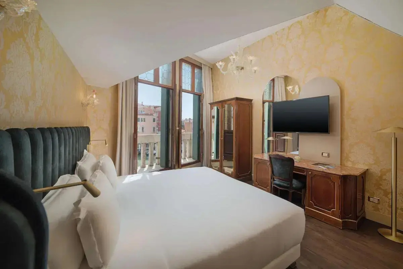Отель NH Venezia Santa Lucia