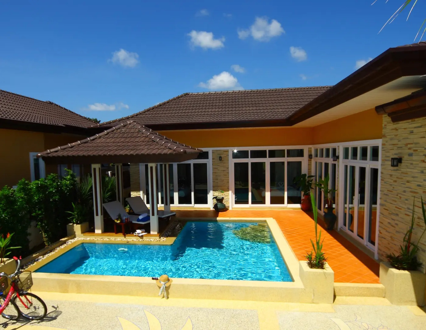 Rawai Private Villas - Pool and Garden