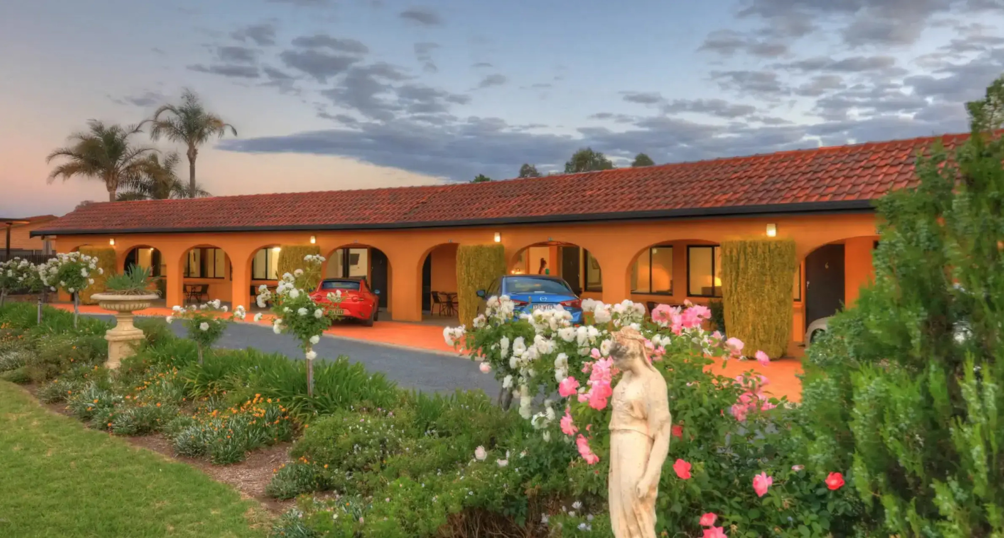 Twin Swans Motel