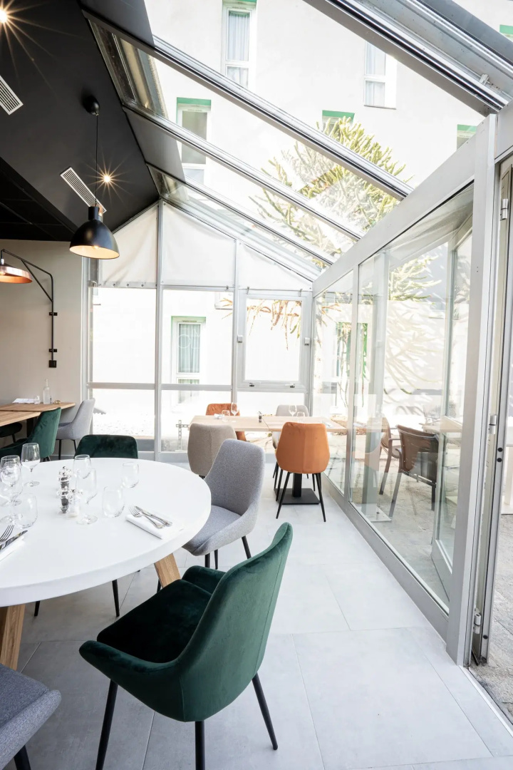 PoMo Hotel & Restaurant