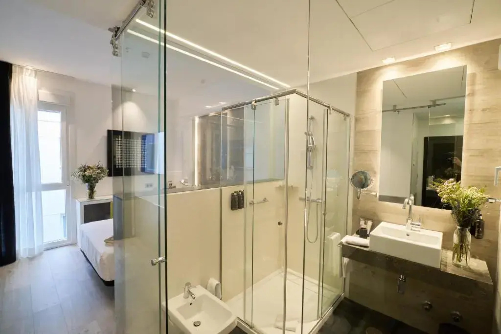 Отель The Hotel Regina