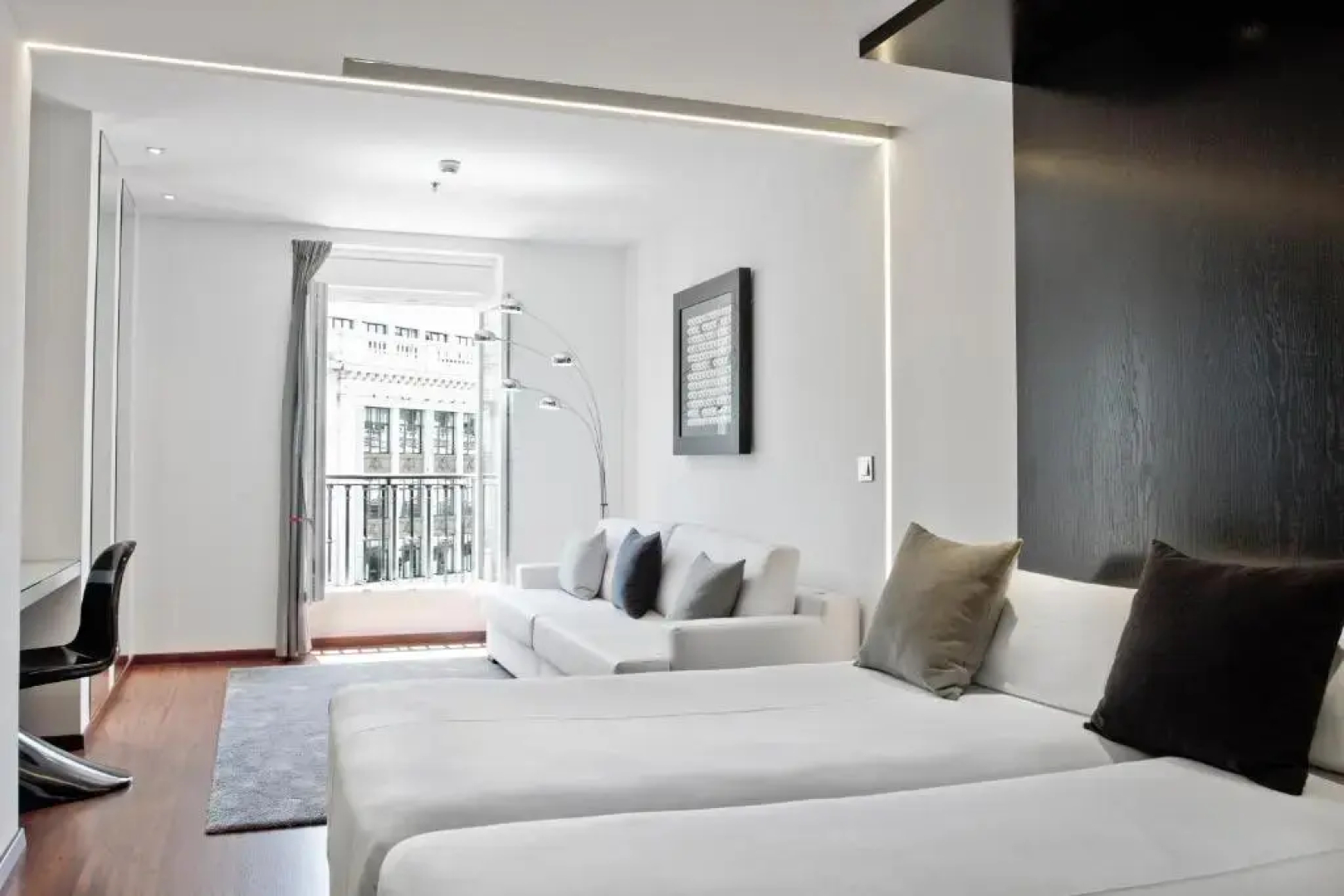 Отель The Hotel Regina