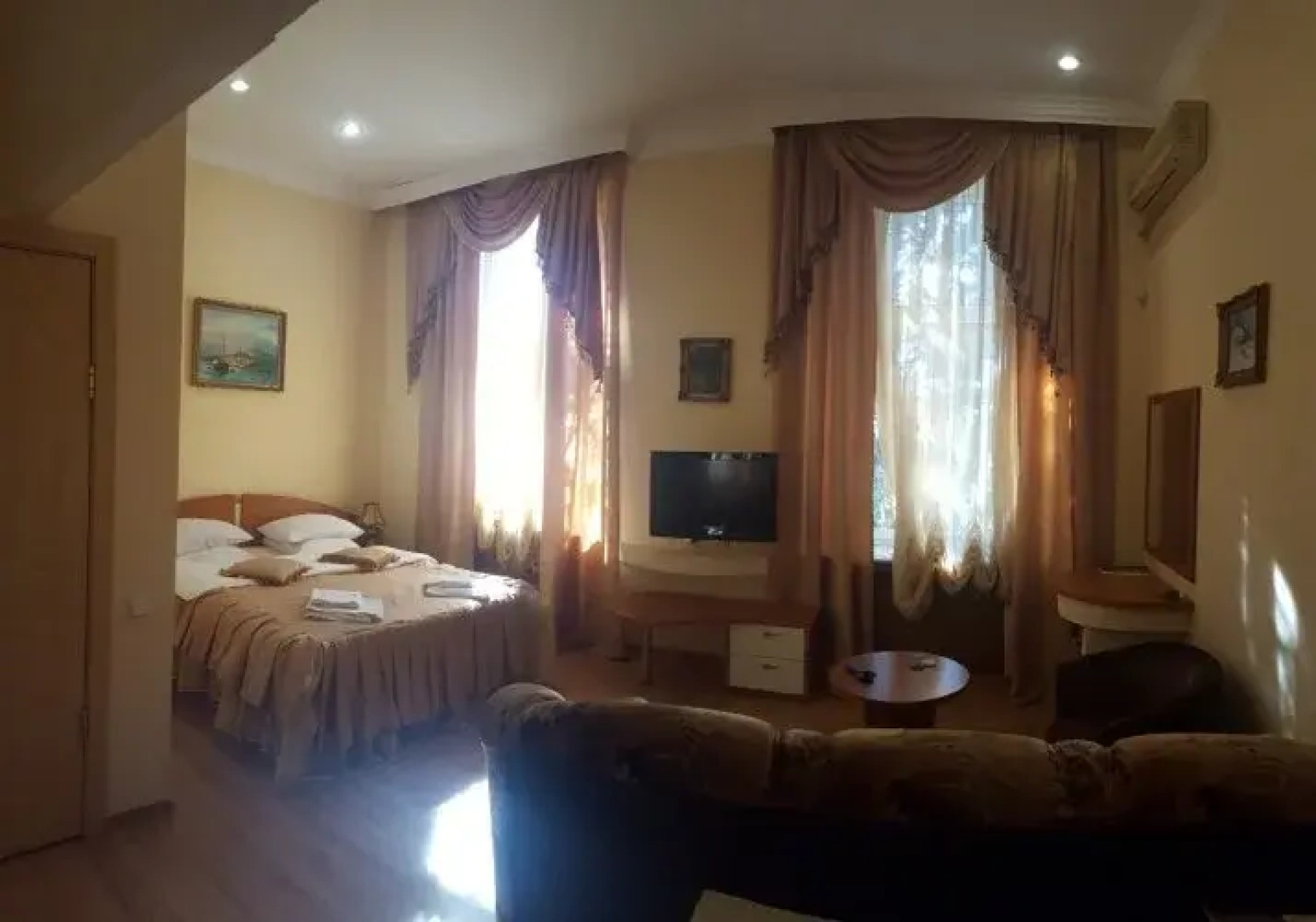 Park Royal Bely Lebed Mini-Hotel