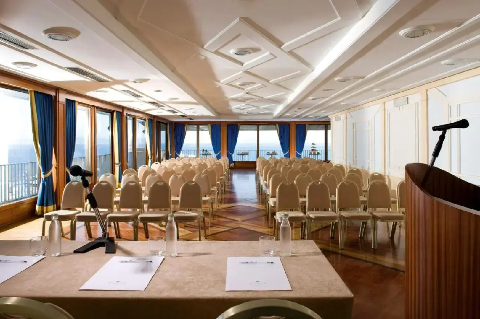 Отель Royal Continental Hotel Naples