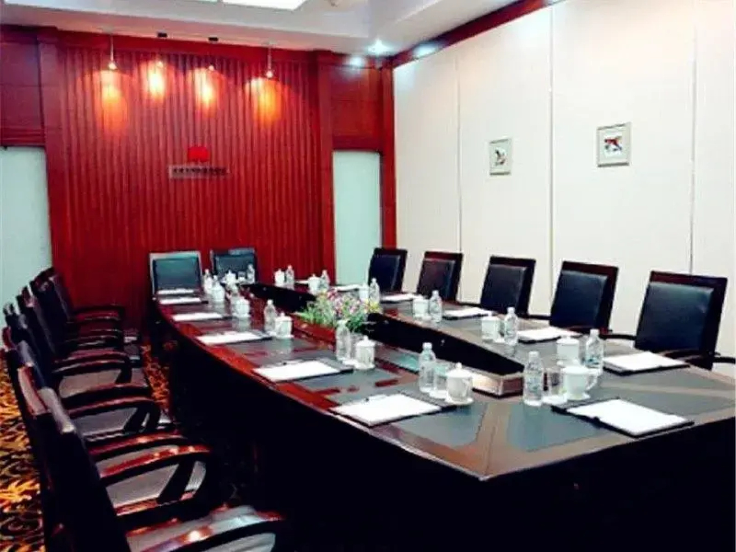 Hawaii International Business Hotel