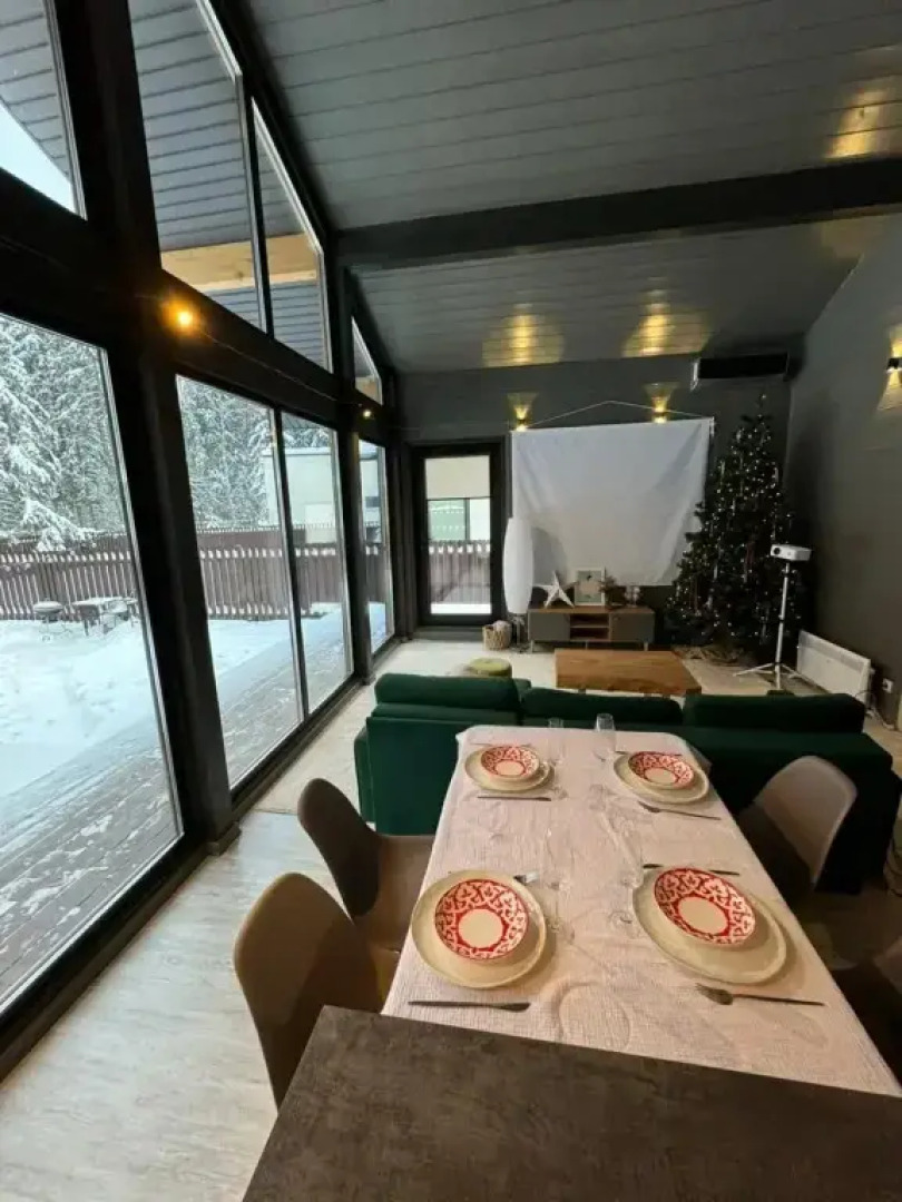 Dom S Panoramnymi Oknami I Vidom Na Les Privat House