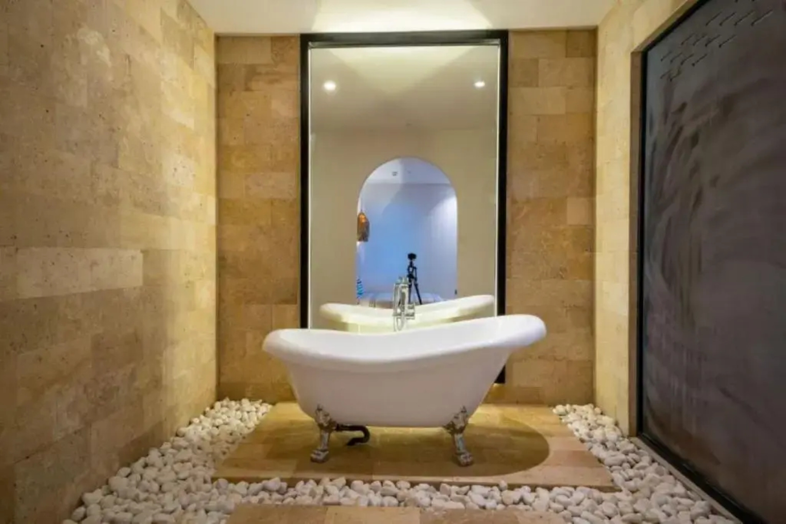 Lures Hotel