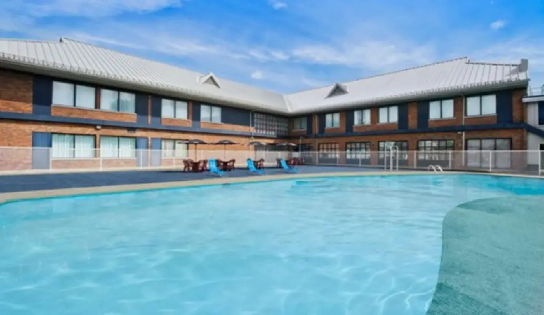 Travelodge Hotel by Wyndham Montreal Airport