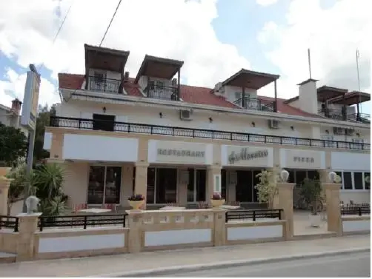 Апарт-отель Montes Studios & Apartments