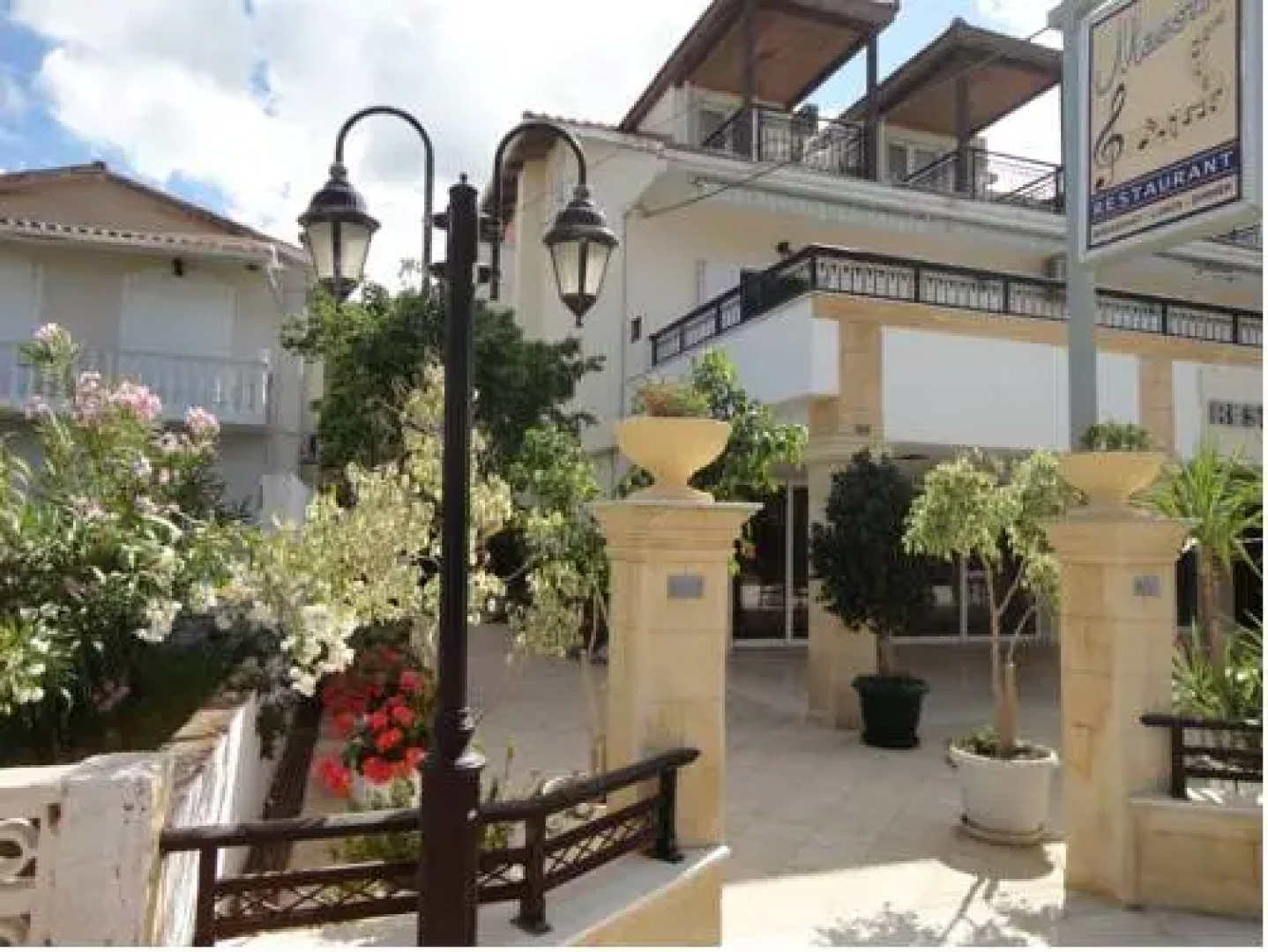 Апарт-отель Montes Studios & Apartments