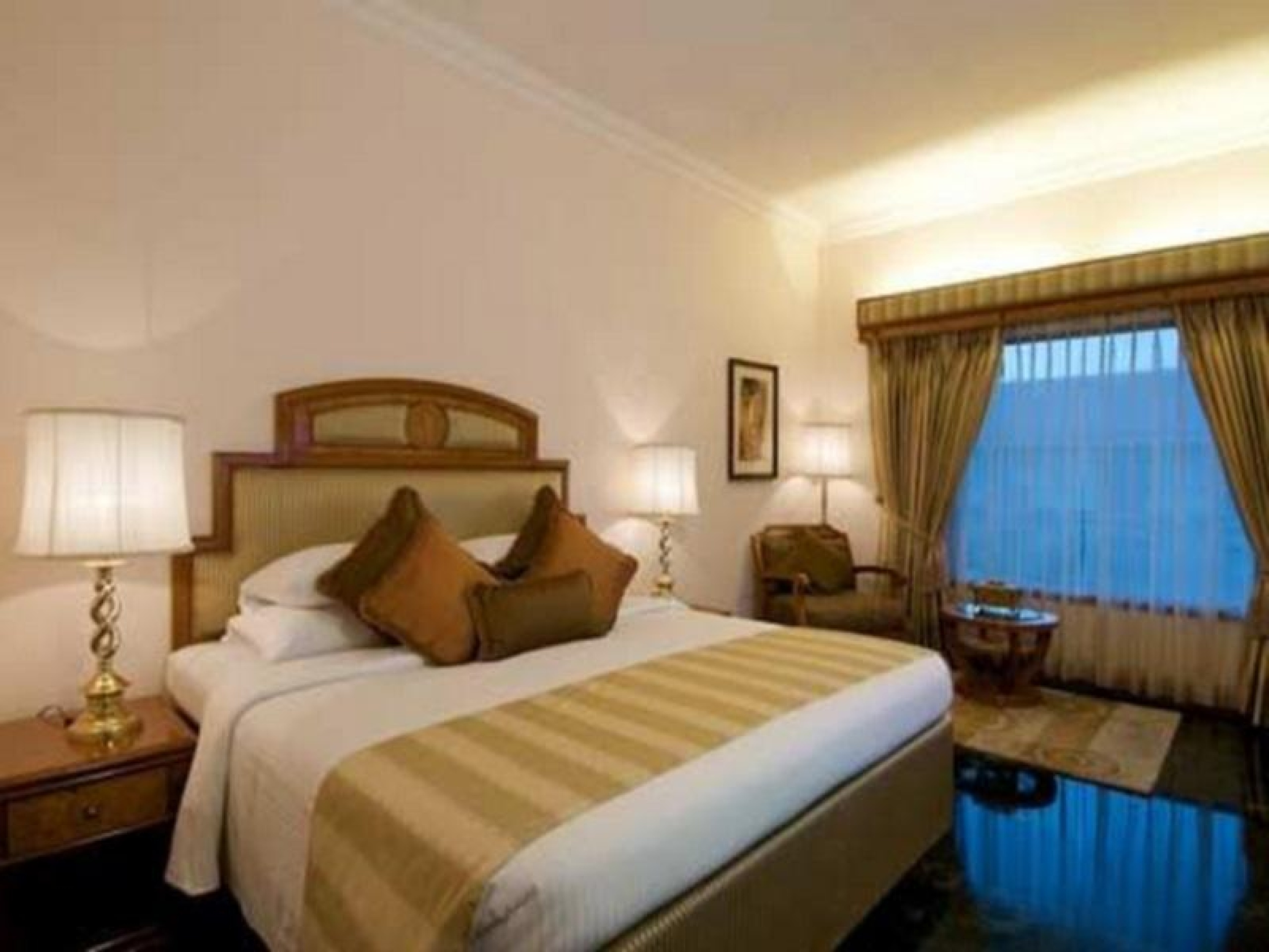ROYAL, SUITE, KING BED