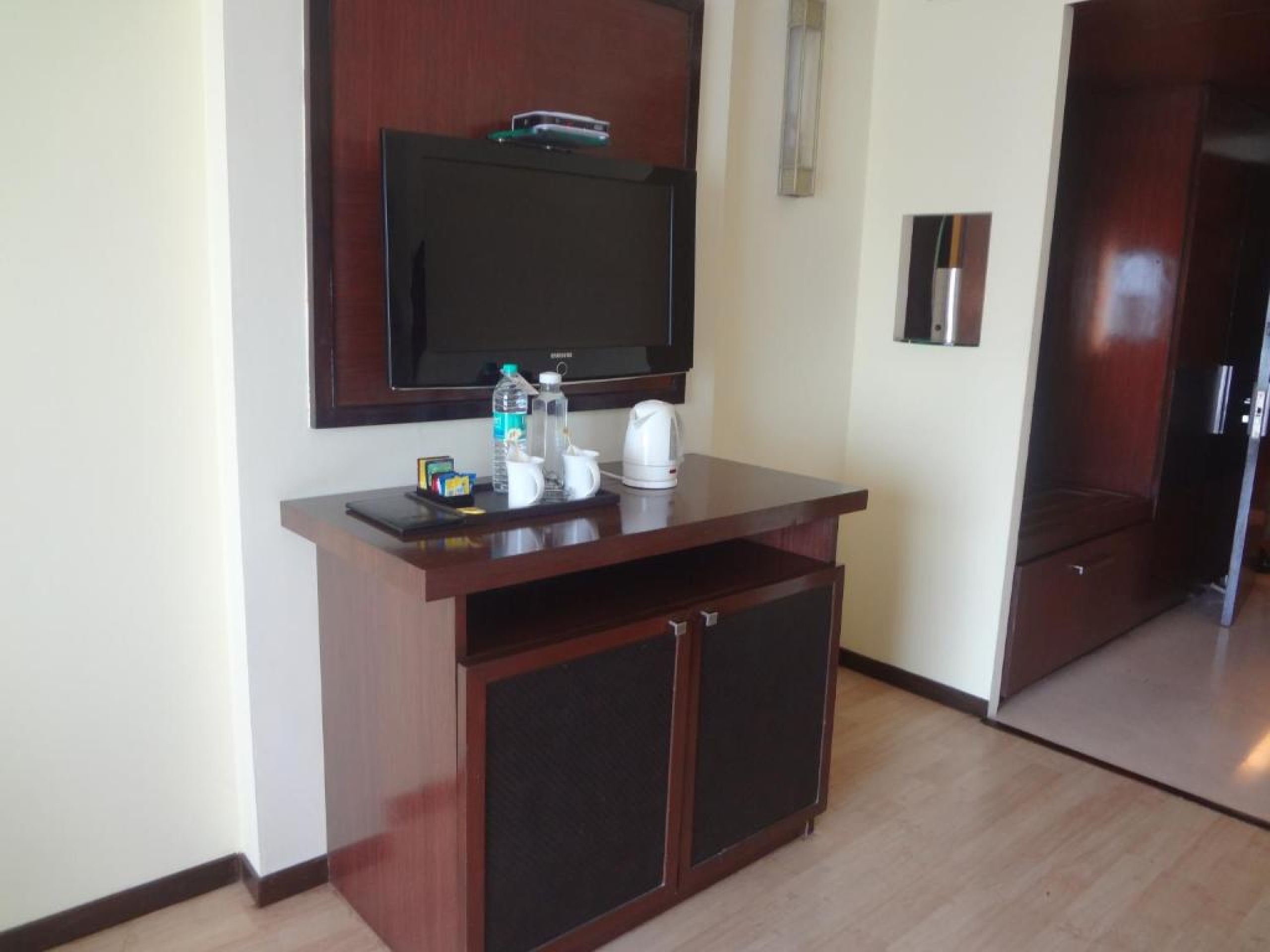 Suite - King bed - Limited view