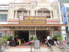 Moon River Guesthouse & Restaurant