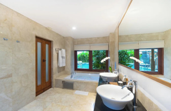 Legian Beach Hotel