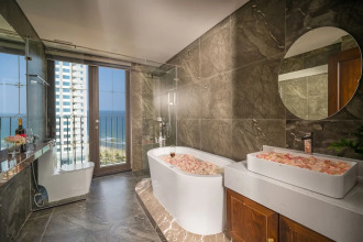 Golden Lotus Luxury Hotel Danang