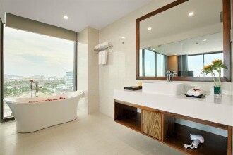 Yarra Ocean Suite Danang