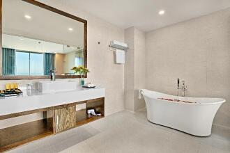 Yarra Ocean Suite Danang