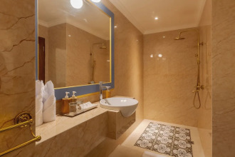 Fourteen Roses Boutique Hotel Legian
