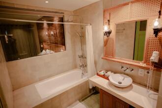 Fourteen Roses Boutique Hotel Legian