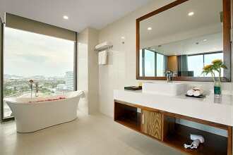 Yarra Ocean Suite Danang