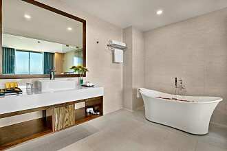 Yarra Ocean Suite Danang
