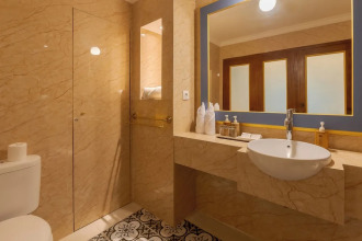 Fourteen Roses Boutique Hotel Legian