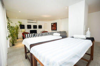 Green Turtle Villa By The Serendipity Collection