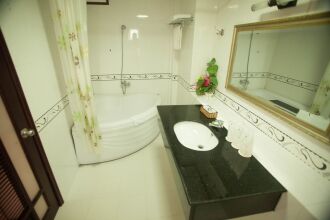 Au Lac Legend Hotel