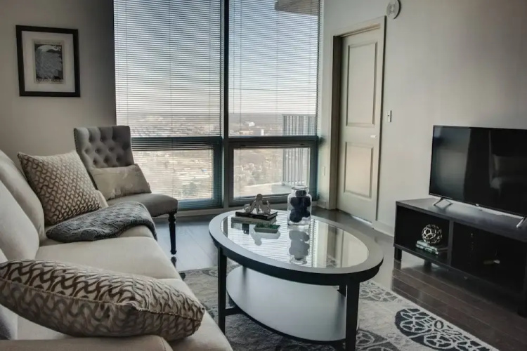 Luxurious 1BR Apt In Uptown High-Rise