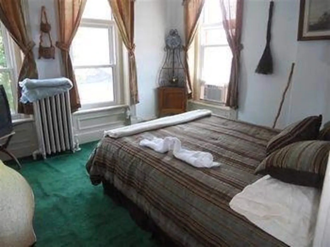 The Heritage House Inn Bed & Breakfast
