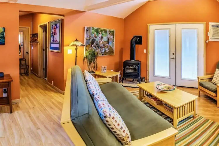 Blue Moon Cottage ~ Pet Friendly ~ 5 Blocks to OSF
