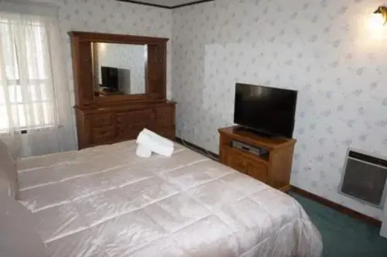 Retro 3 Bed 3 Bath Condo with Mountain View!