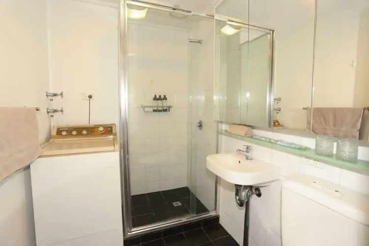 2 Beds 1 Bath beside QV Melbourne