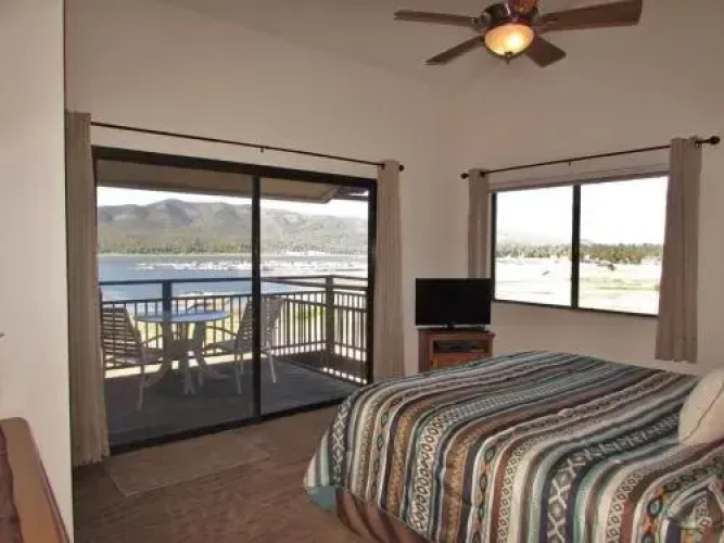 055 Lakefront Ski Getaway Cabin