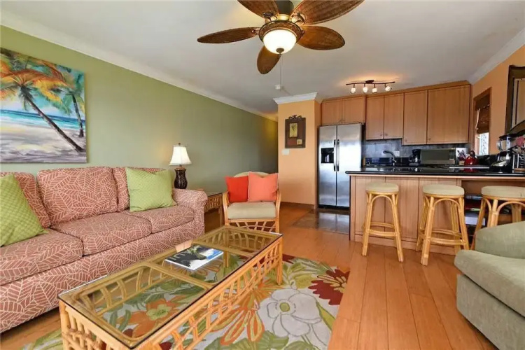 Lahaina Roads #201 - 2 Br condo by RedAwning