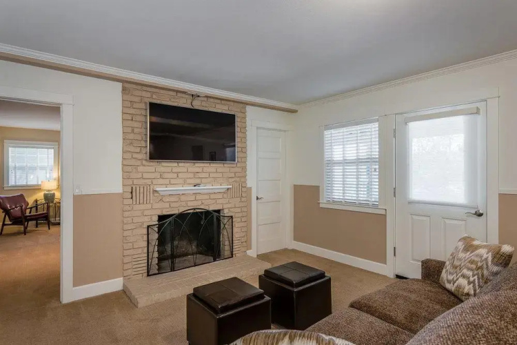 Greenwood 4 Br home by RedAwning