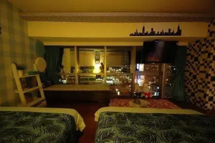 Glass House B & B
