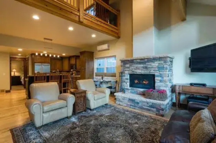 Heavenly Hillside Hangout - 3 Br Home