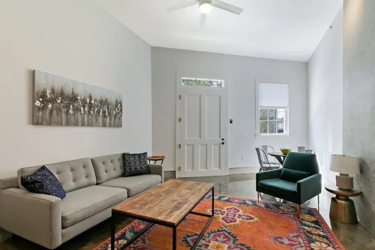 Contemporary 2BR in Garden District By Hosteeva