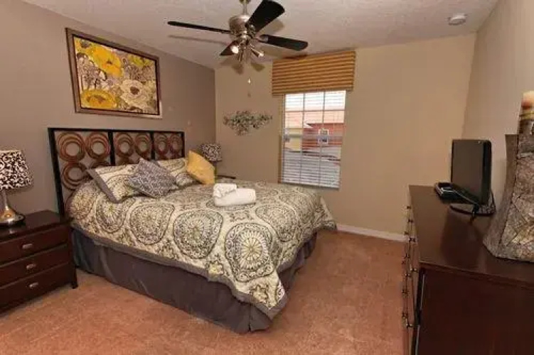 Hercules' Headquarters - 4 Br townhouse by RedAwning