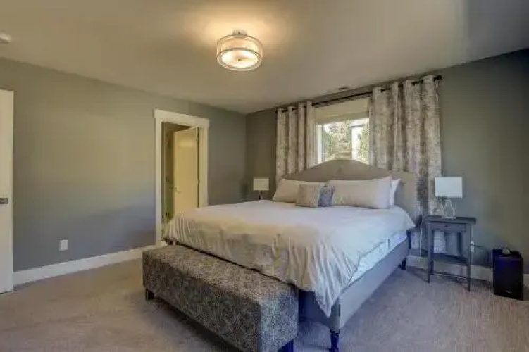 Hillside Haven 4 Bedroom Home by RedAwning