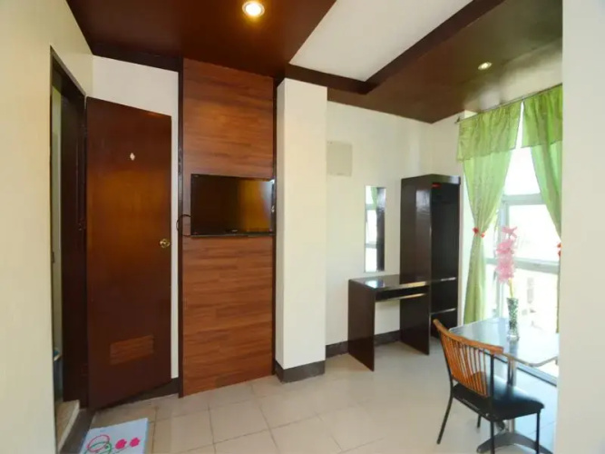 Avenue 5 Hotel