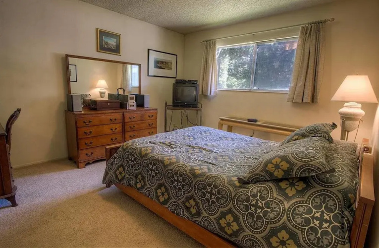 Pet Friendly Cabin by RedAwning